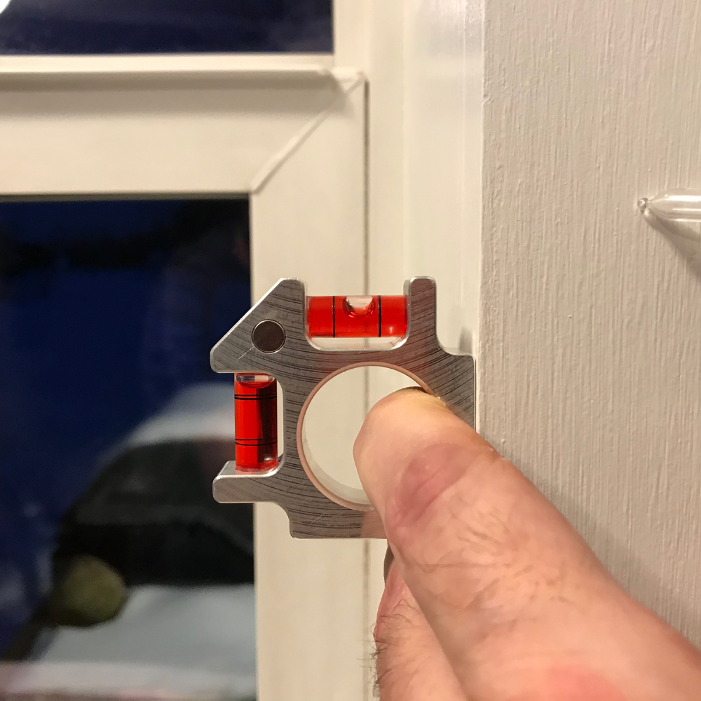 using the finger level in a home windowsill
